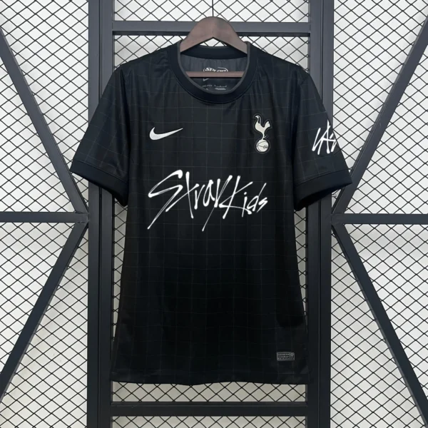 UNIFORME TOTTENHAM X STRAY KIDS